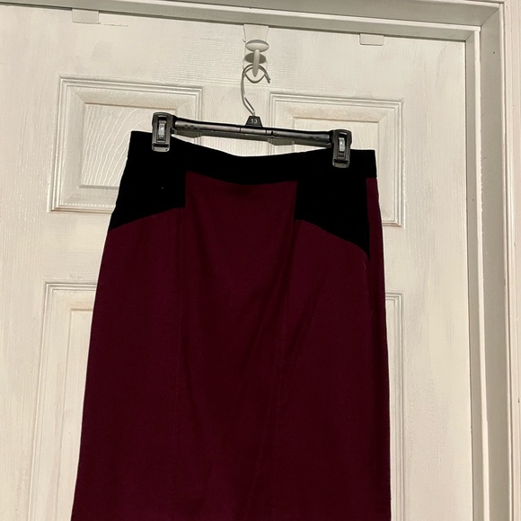 Etcetera maroon and navy skirt. - Picture 6 of 7